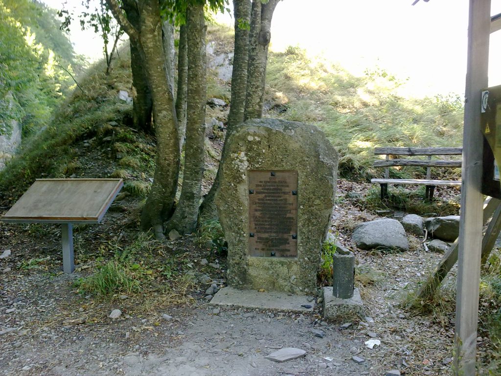 Il monumento dedicato alla squadra Cane Azzurro a Ventasso.